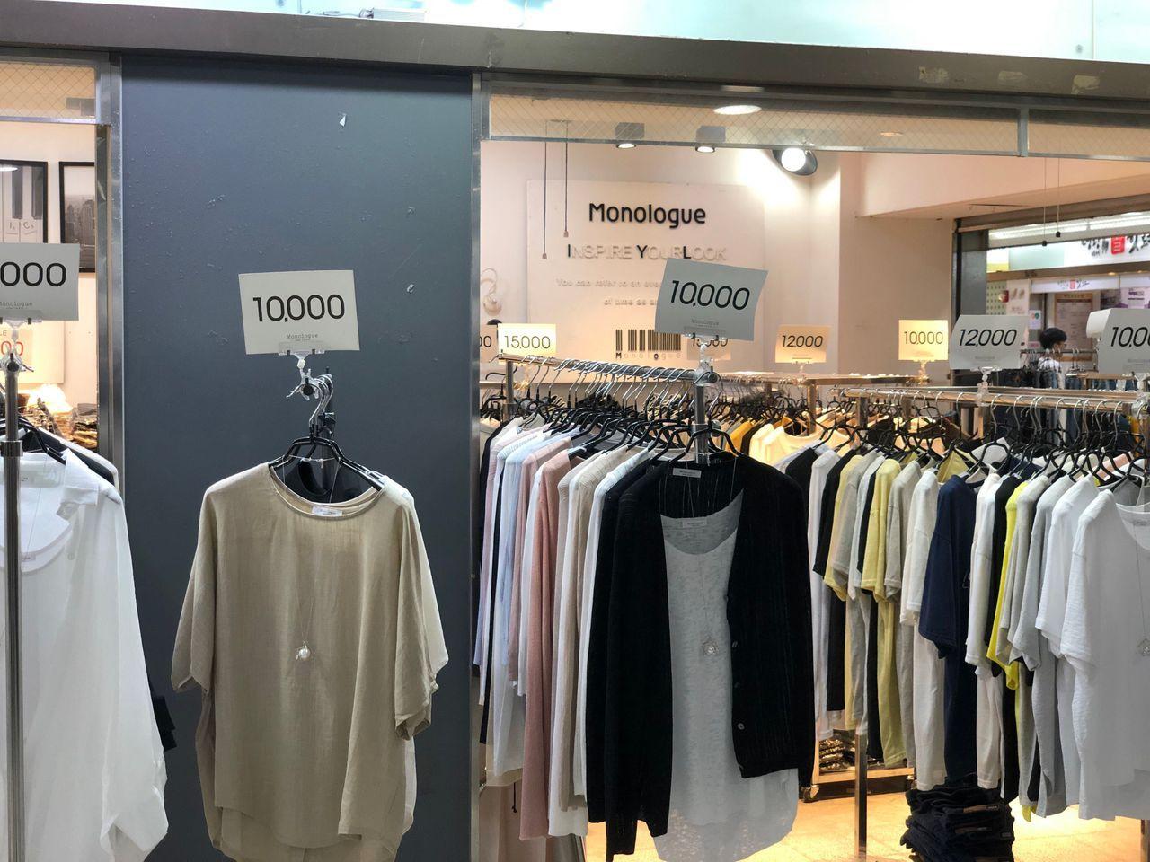 東大門的店鋪展示多款價格實惠的服裝，反映平價時尚和消費者選擇。