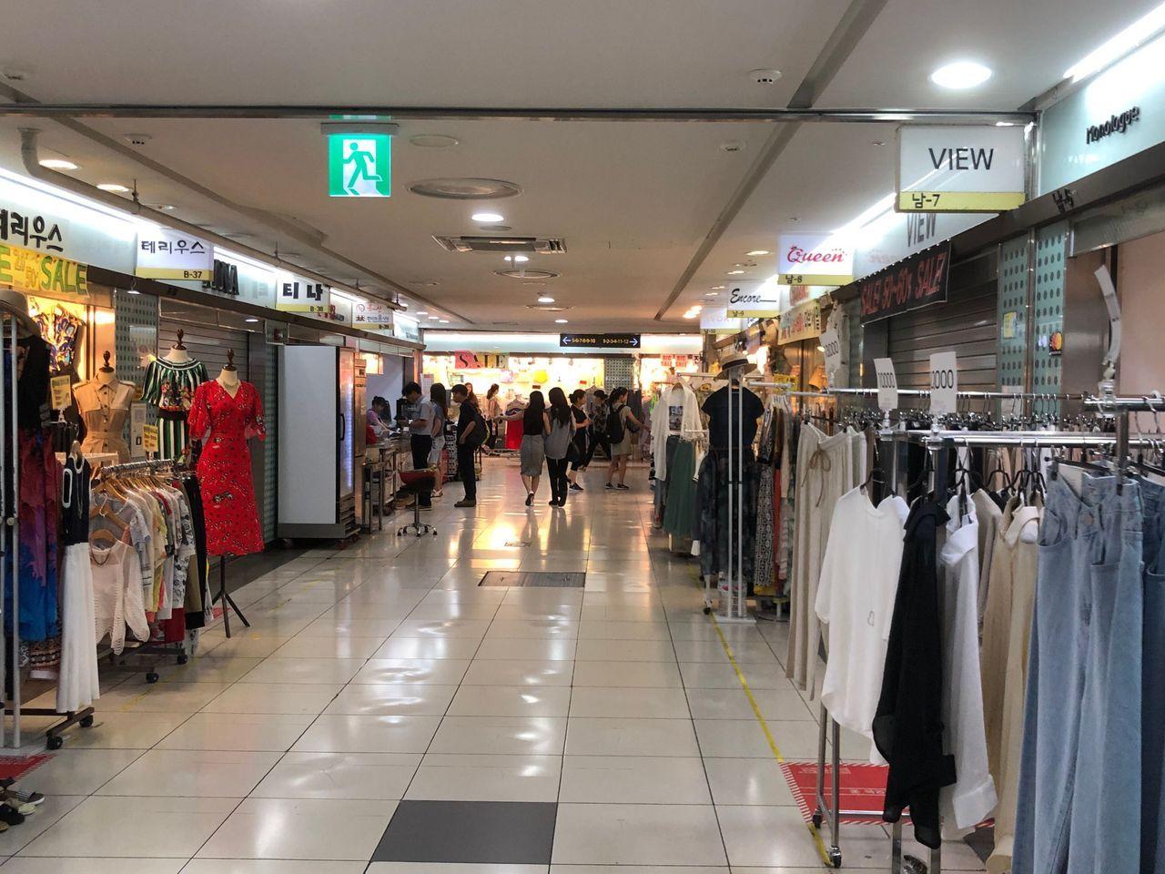 韓國地下街的服裝店，吸引消費者以實惠價格購物，展現韓國購物文化的多樣性。