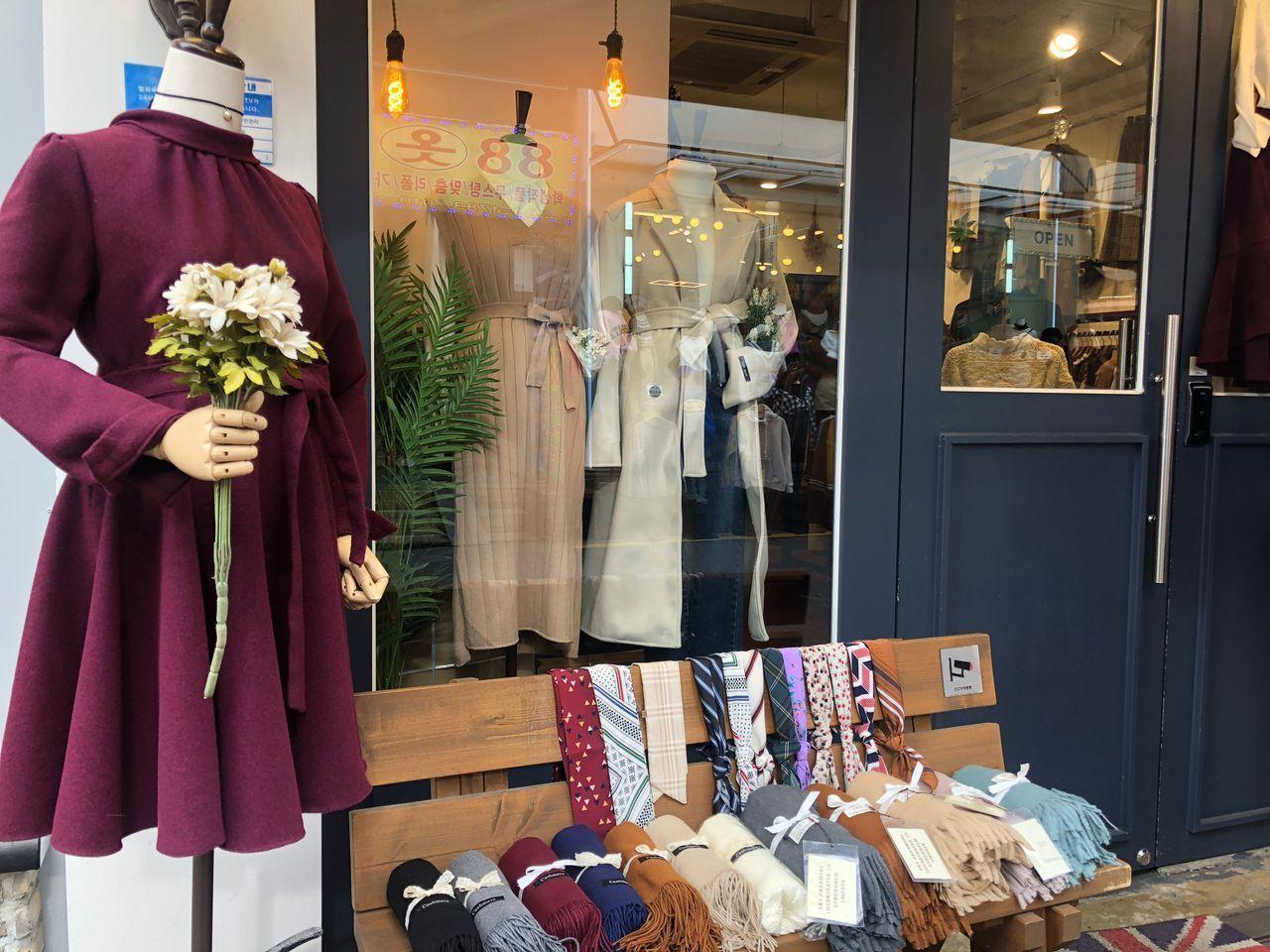 韓國街邊服裝店的外觀展示，吸引消費者以時尚價格購物，體現韓國服裝市場的活力。