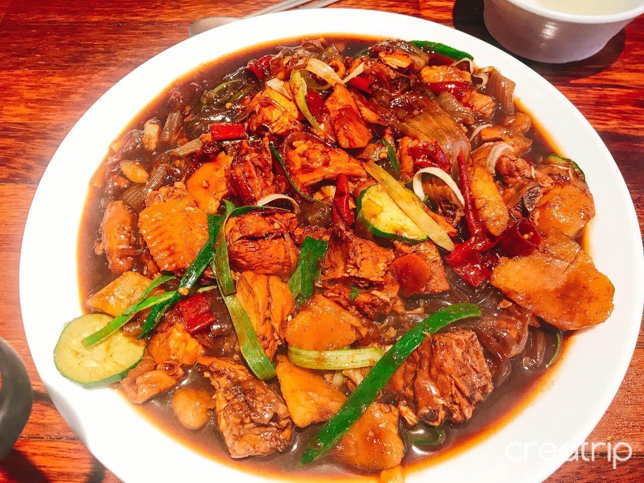 韩国凤雏炖鸡，搭配各种蔬菜的丰富炖鸡料理。