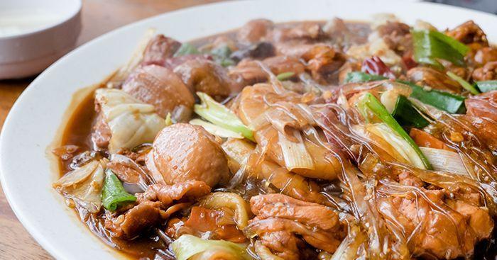 韩国安东炖鸡，鸡肉与蔬菜结合，诱人的传统美食。