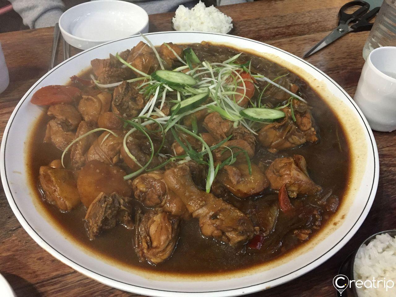 经典的韩国安东炖鸡，透明的冬粉和鸡肉搭配在酱汁中。