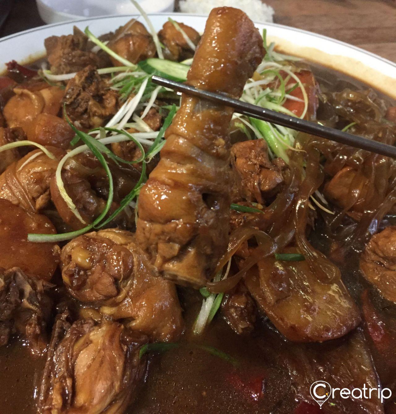 韩国安东炖鸡的特写镜头，显示完整的鸡腿肉块。