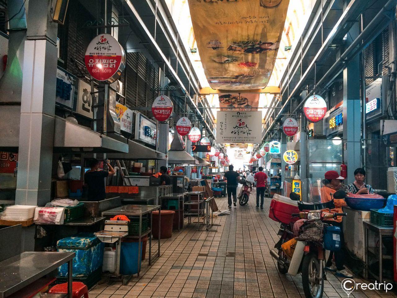 甜辣的韩国炖鸡，炒冬粉和蔬菜的丰盛组合。