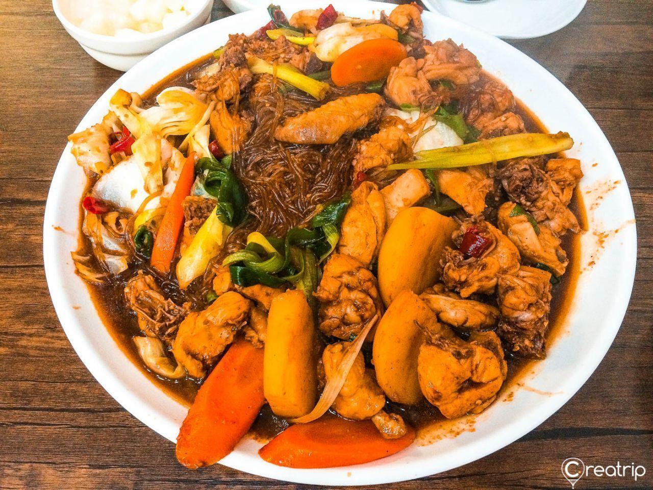 安东市场内的传统炖鸡摊位，浓郁的当地美食香味。