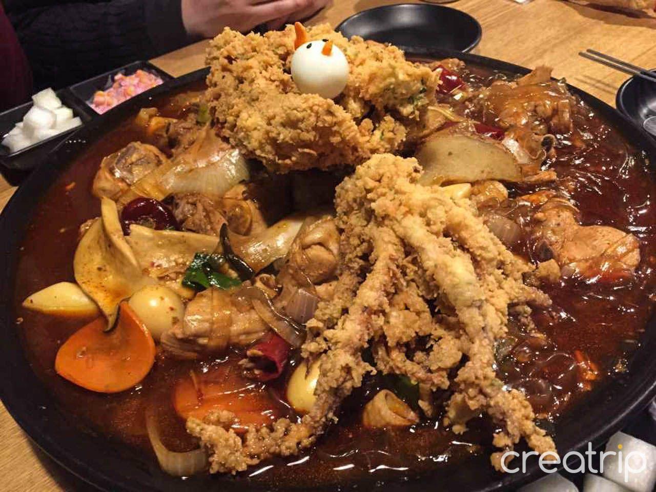 炖鸡与炸鱿鱼的创意结合，丰富新潮的韩式美味。