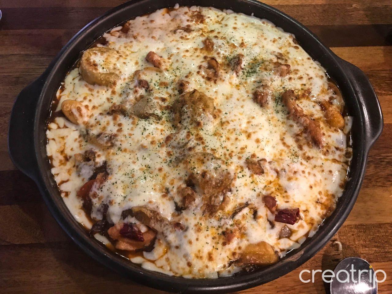 诱人的韩国一味里金鸡炖鸡，满满的起司覆盖其上。