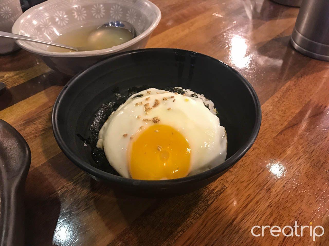 韩国炖鸡与平凡鸡蛋饭的完美搭配，简单却美味。