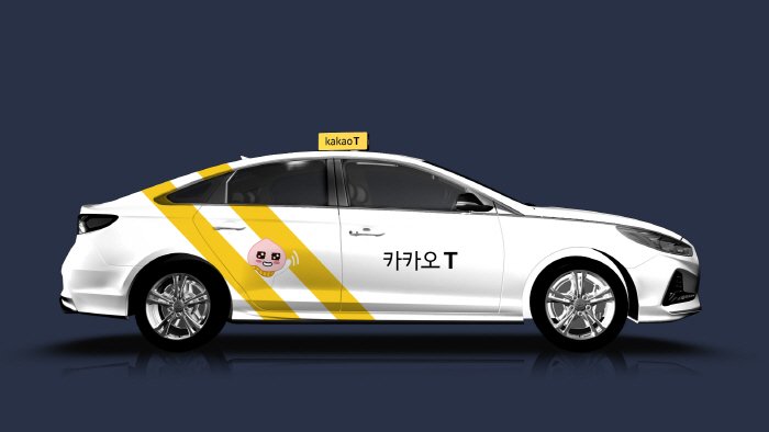 カカオタクシーの画像。このタクシーは、韓国で最大の配車サービスであり、スマホアプリによる簡単な乗車予約と支払いが可能。白いボディに黄色いラインが特徴です。[SEO最適化済み]