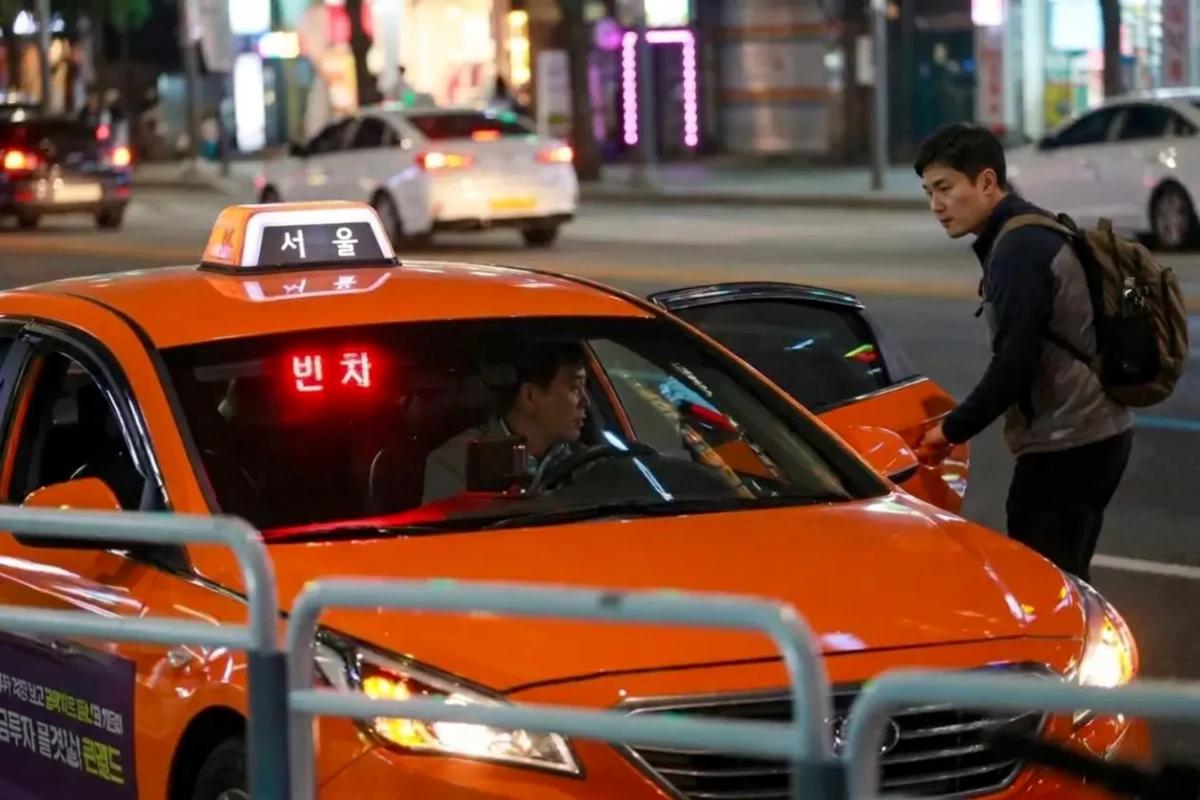 韓国でタクシーを拾う・配車する場面のイメージ