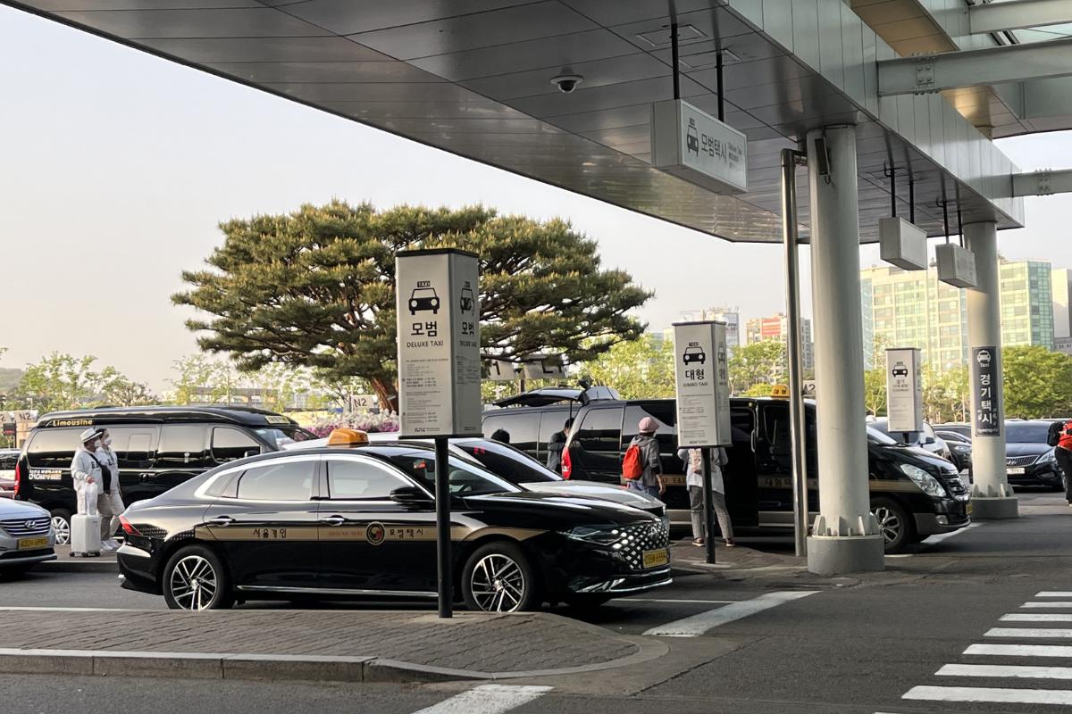 黒色の模範タクシーの外観