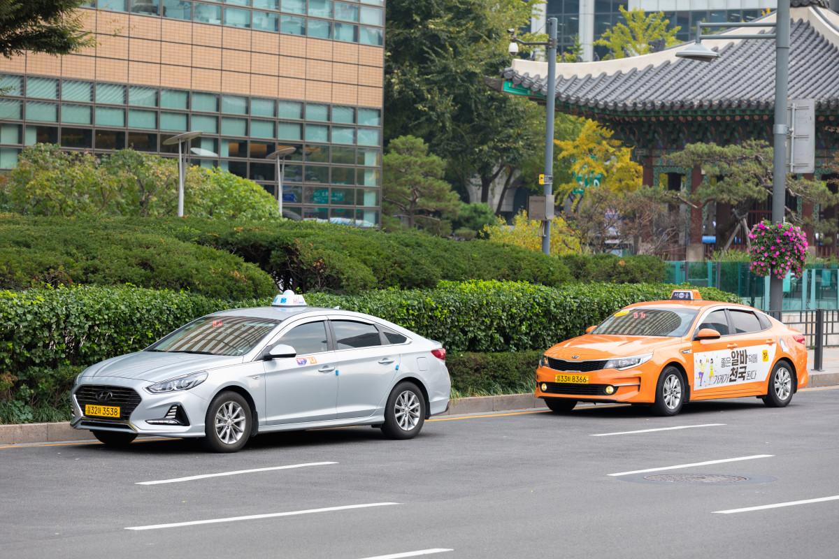 ソウル市内の道路を走る一般タクシー
