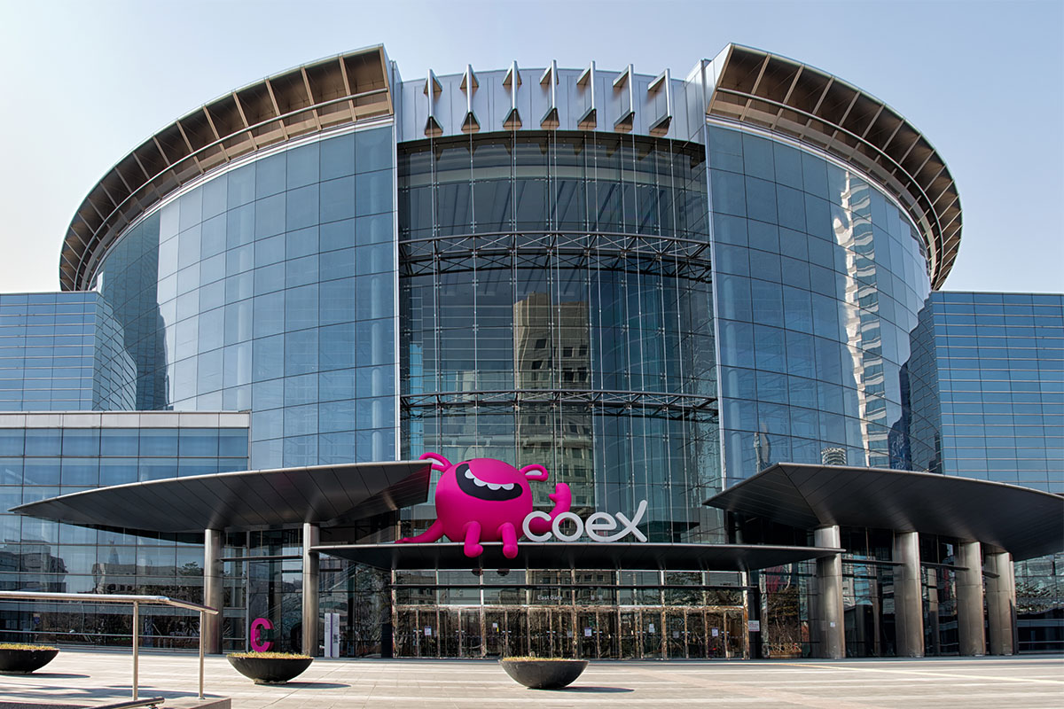 COEX商場外觀，現代化設計的大型建築物，象徵首爾江南區的繁榮與創新。
