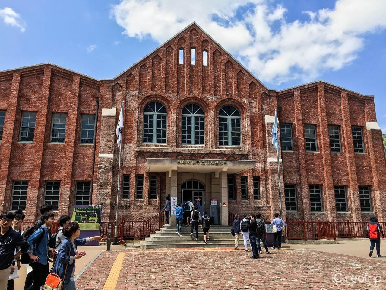 西大門刑務所歷史館的入口，保留著完整的歷史建築，展示韓國獨立運動時期的重要歷史。