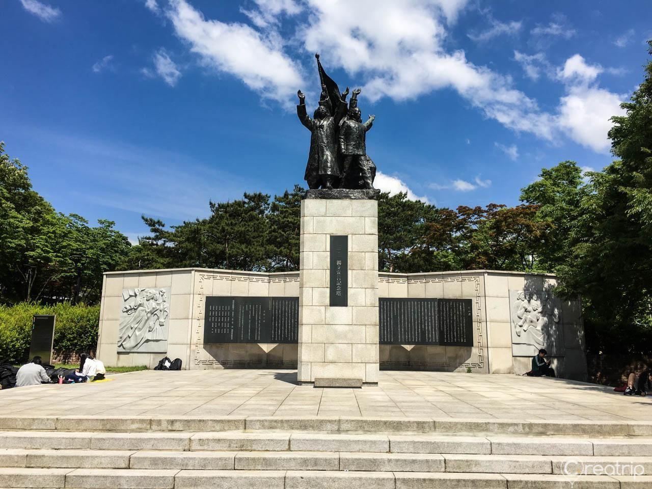 西大門刑務所歷史館附近的獨立公園內的一座紀念雕塑，懷念為韓國獨立而犧牲的先烈。