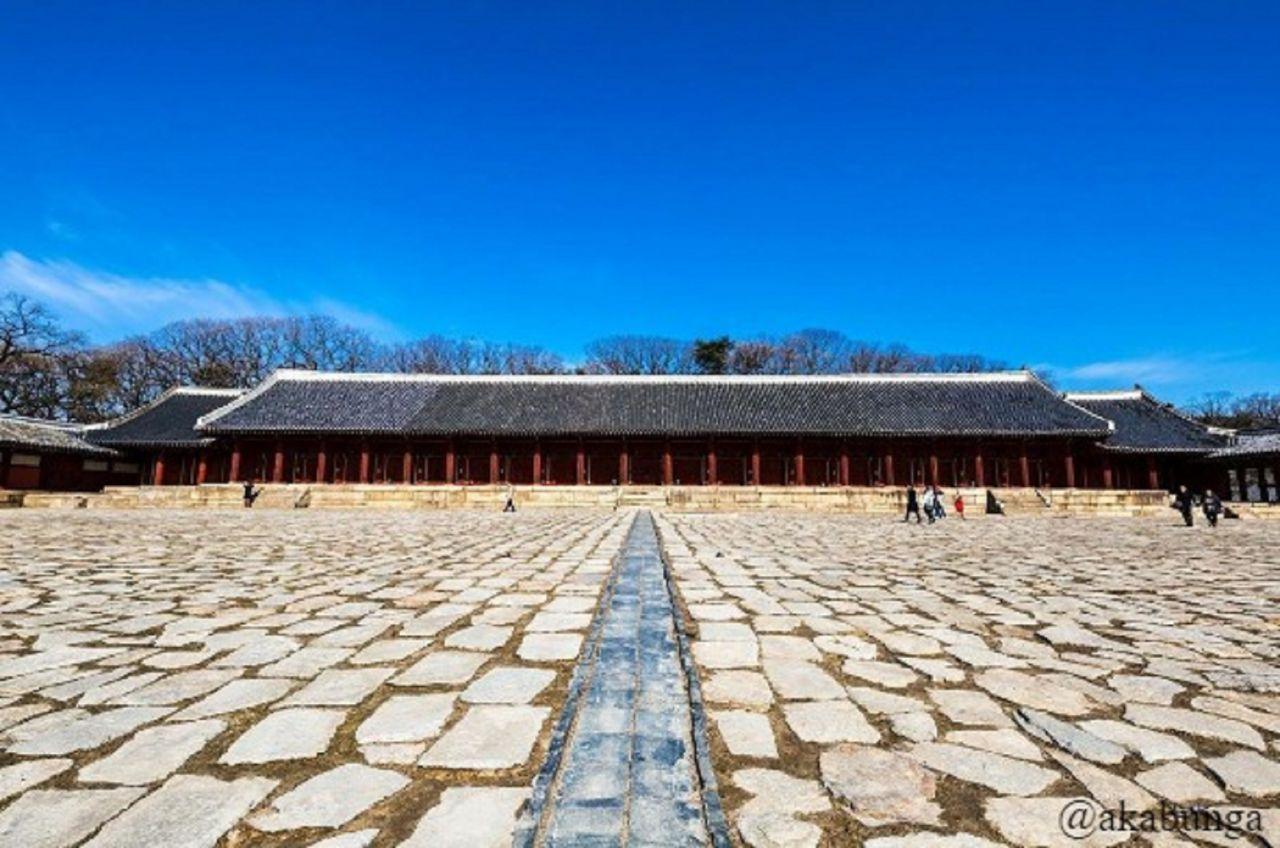 宗廟主殿和平坦廣大的廣場，這裡是紀念朝鮮王室的歷史場所，充滿莊嚴感。
