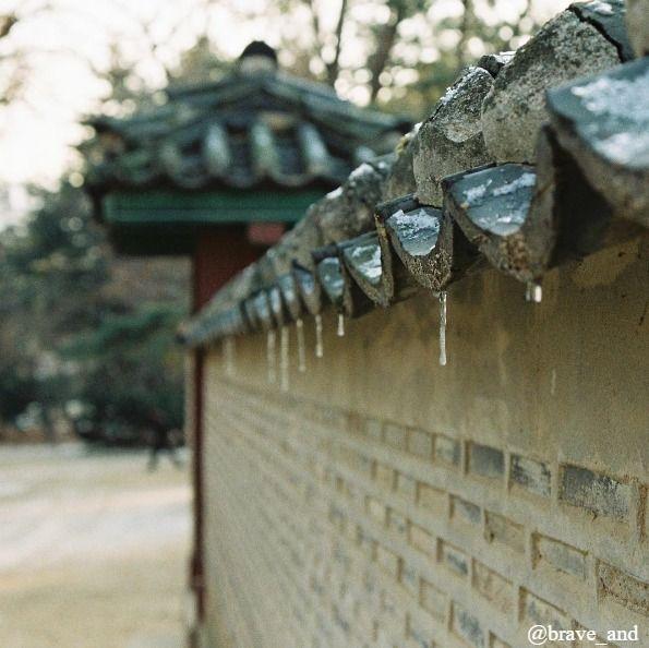 宗廟後側的石牆細節，顯示韓國傳統建築的細緻與工藝之美。