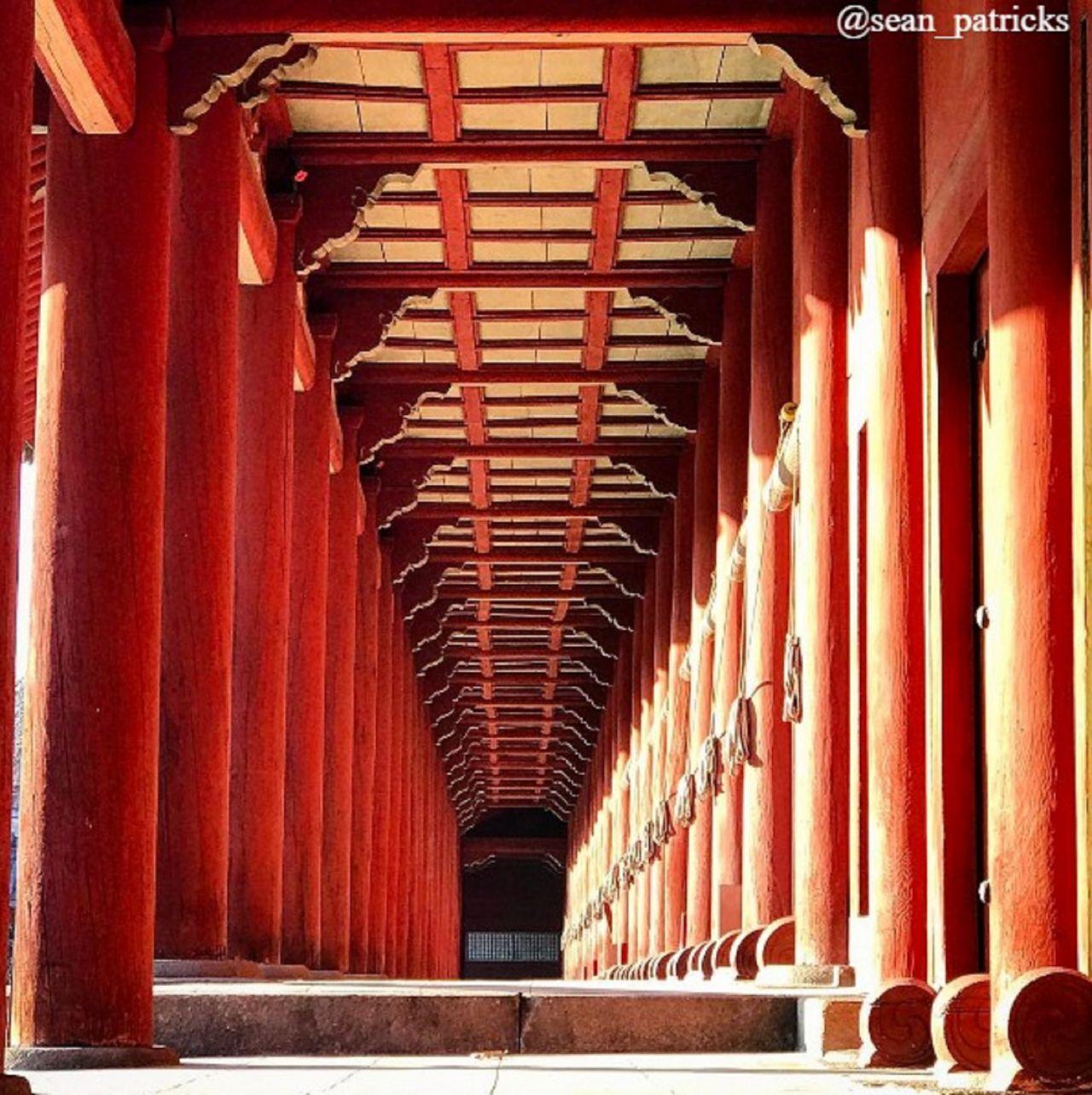 宗廟木構廊內景觀，展示其獨特的建築藝術。宗廟是朝鮮時代重要的歷史遺址。