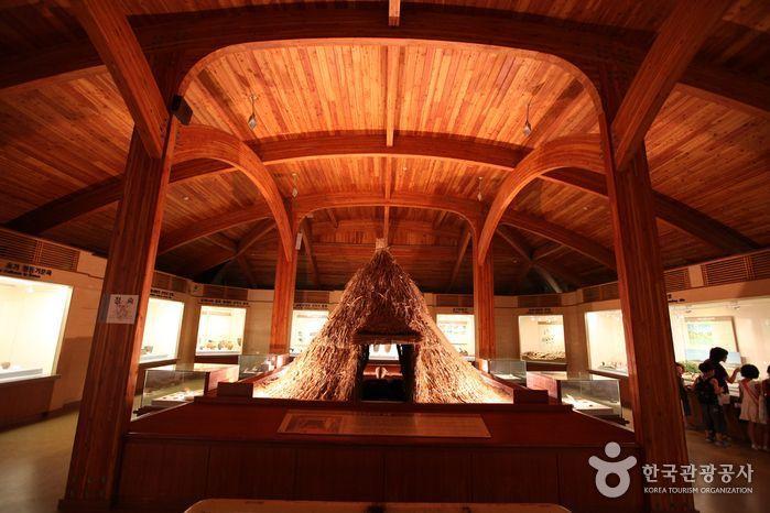 巖寺洞博物館內部，以豎穴式房屋展示韓國古代建築技術和生活狀態。