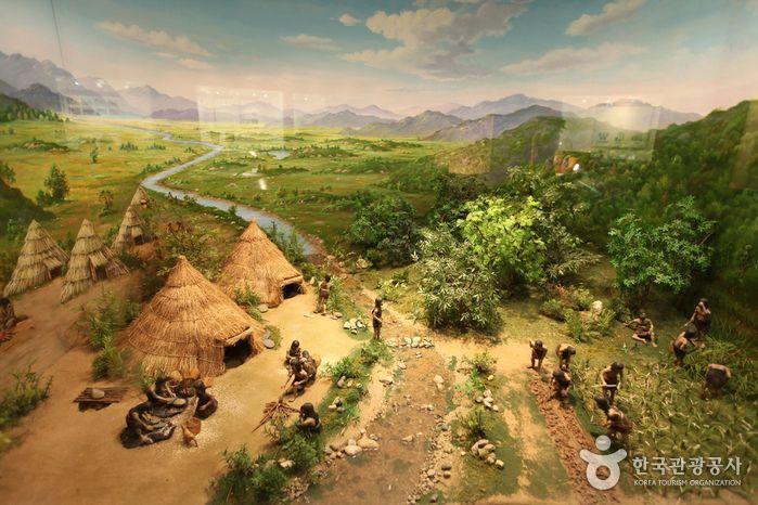 巖寺洞聚落博物館內的展示，重現了史前人類的日常生活場景，帶有教育意義。