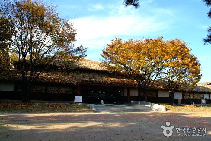 巖寺洞遺址地的外部景觀，恢弘自然與歷史文化景點的完美結合。