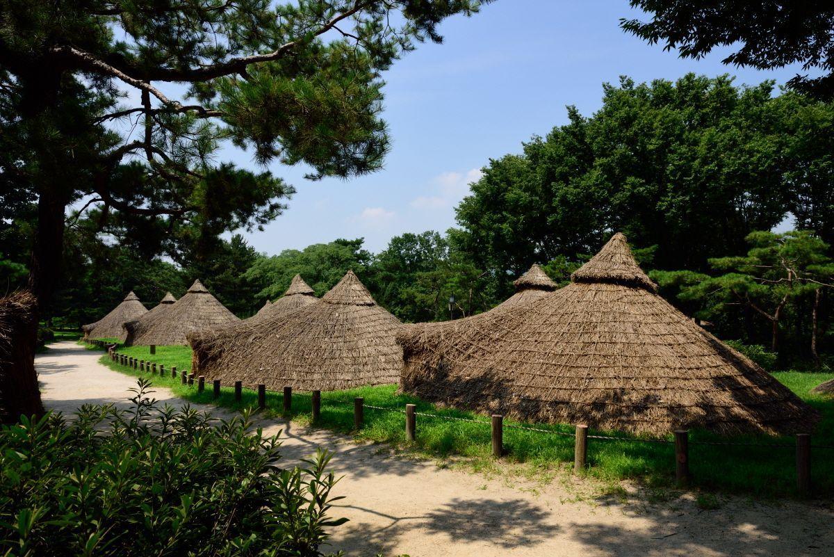 巖寺洞豎穴式房屋遺址，展示韓國史前時期的生活方式，是探究古代祖先歷史的窗口。