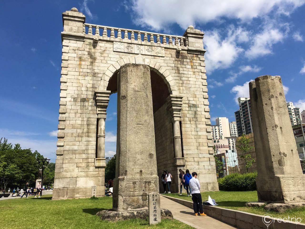 獨立門的近景，吸引很多人前來拍照，這裡象徵著韓民族渴望獨立的信念。