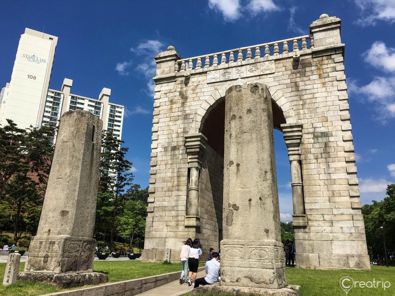 獨立門的外觀和周圍環境，展示了韓國和歐式建築的融合美。