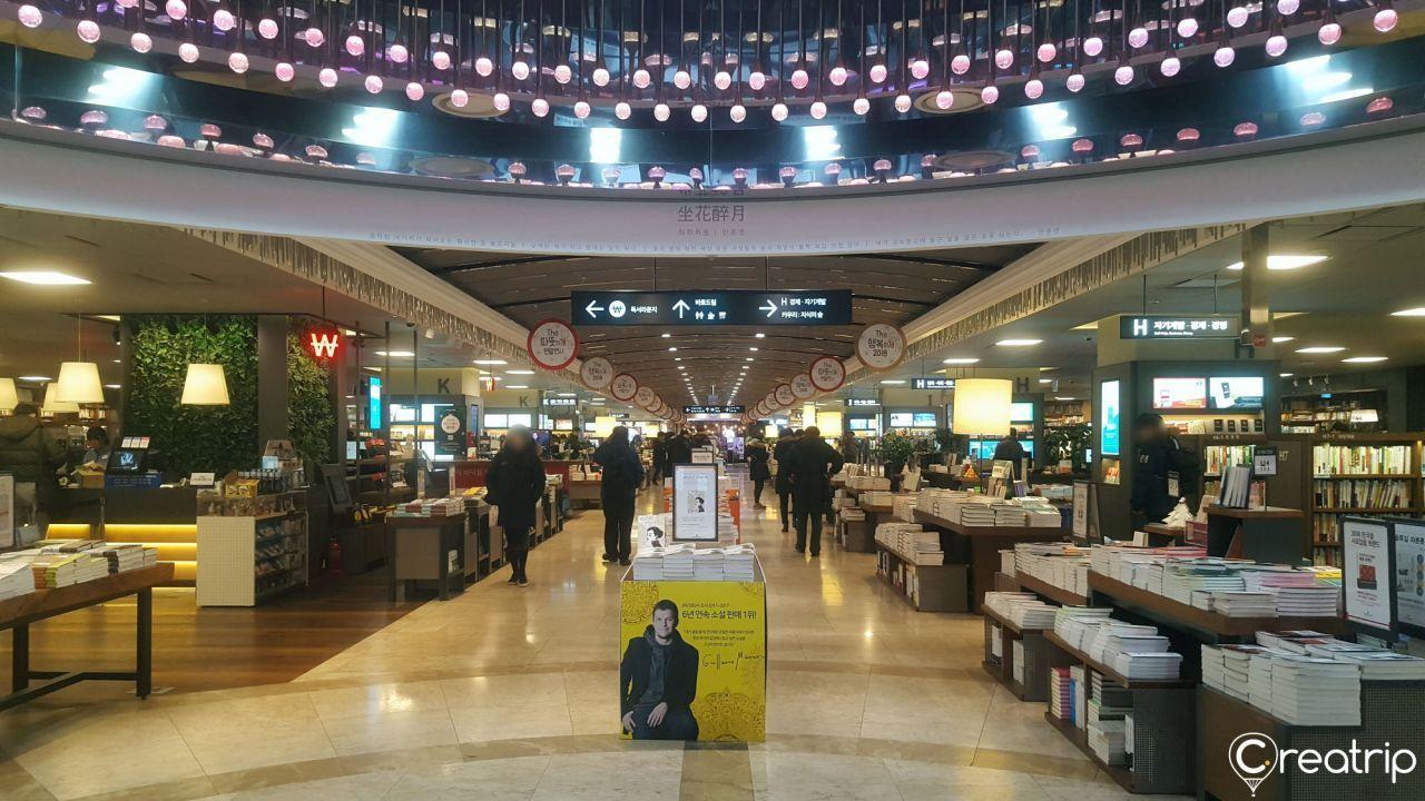 【Shopping in Korea】Enjoy Shopping and Food at Youngpoong Books & Kyobo Books at Gwanghwamun and Jongkak!