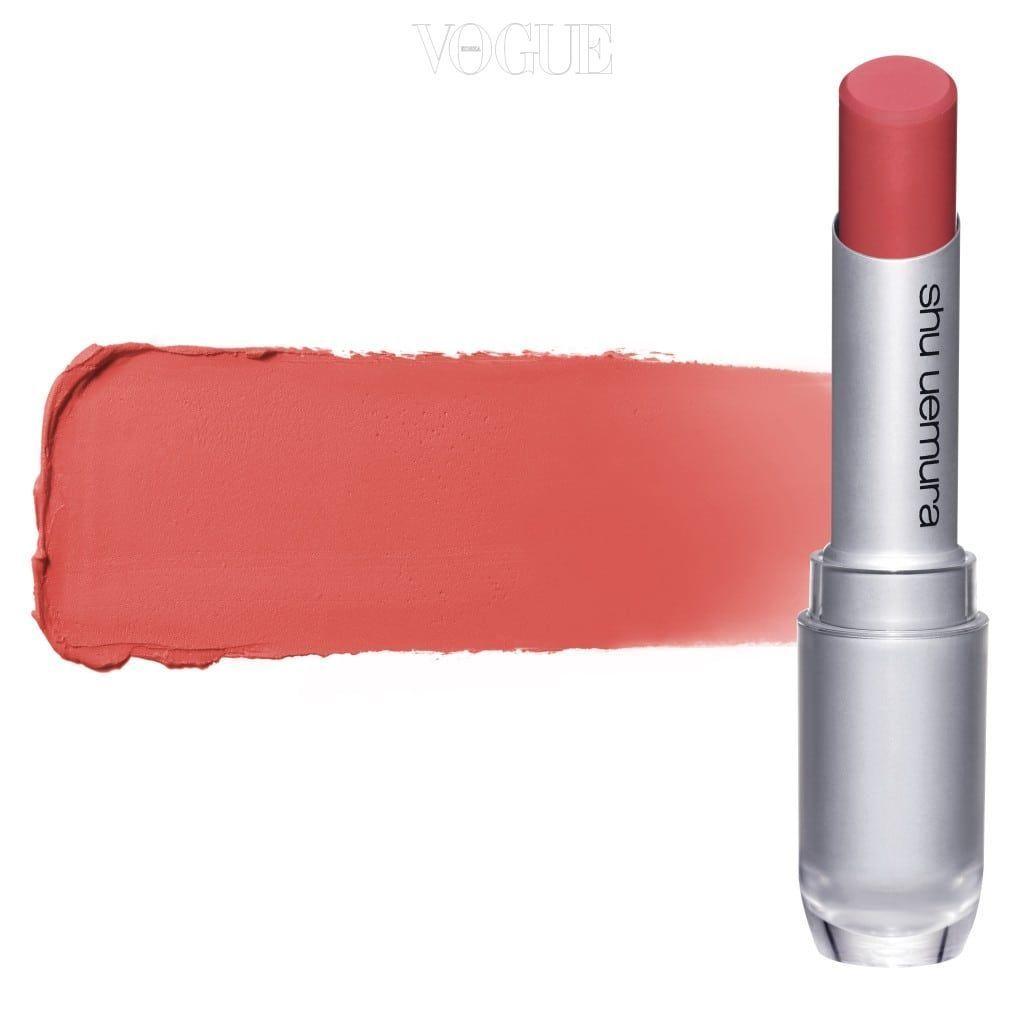 韓國VOGUE中的植村秀無色限粉霧保濕唇膏，展示色卡和實際上唇效果的媒體推薦，圖中唇膏顏色透過時尚雜誌呈現其優雅的色調選擇。