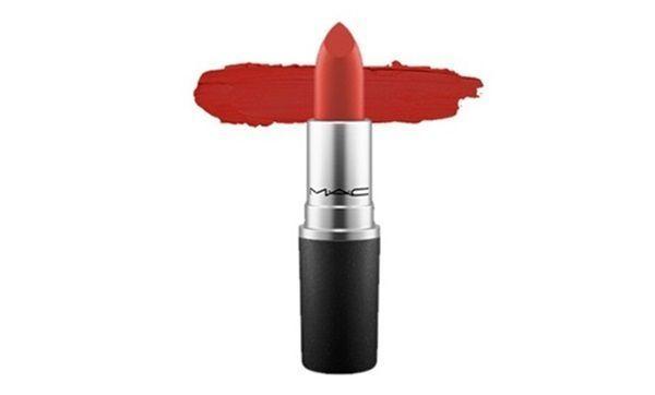 MAC Chili唇膏，展示經典紅色與橘色融合的色調，適合多種膚色使用。唇膏搭配色彩樣本，展現其獨特魅力，韓國女性最愛用的色號之一。