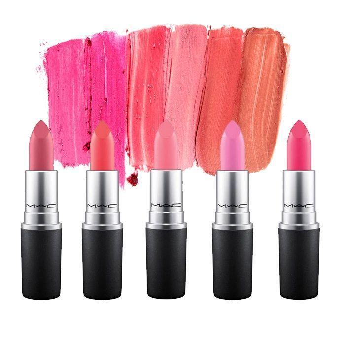 展示MAC色彩豐富的唇膏系列，展示五種不同顏色，從粉色到橙色調，每個唇膏都散發出獨特色澤，適合不同膚色和風格的使用者。