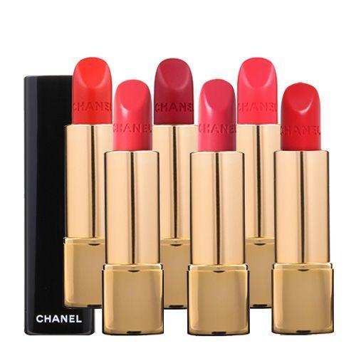 Chanel香奈兒閃漾亮澤唇膏系列，展示不同色調和管身設計，展示多變的色調，適合不同的風格和場合。