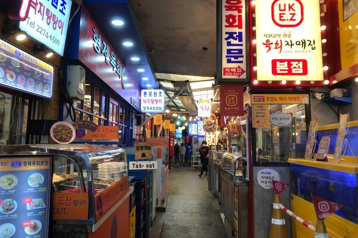 展示廣藏市場的必食美食,包括韓國街頭小吃和特色料理,吸引旅客的美食天堂。