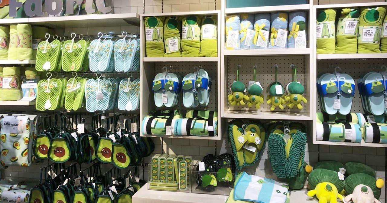 一排可爱的拖鞋和毛巾，色彩鲜艳，设计独特，吸引目光。
