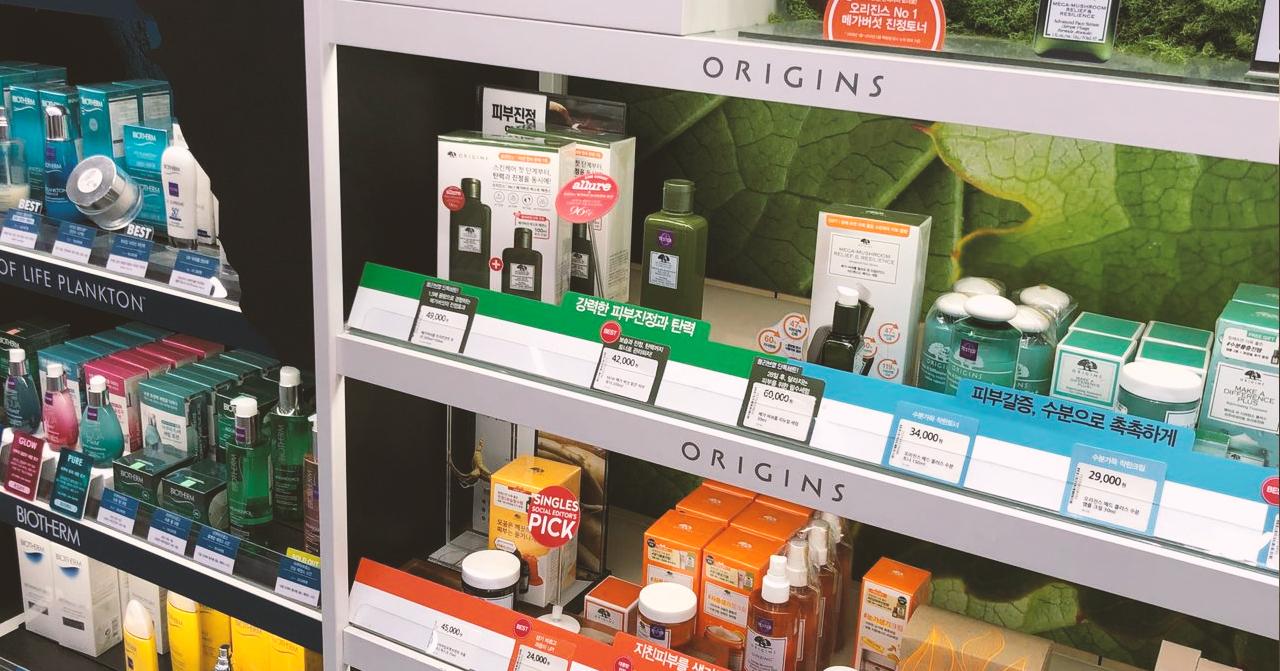 Các nhãn hiệu nổi tiếng được bán tại Olive Young, bao gồm Clinique, Estee Lauder và cả các thương hiệu chỉ bán online.