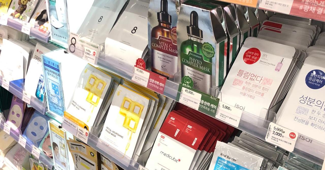 Một loạt sản phẩm mặt nạ dưỡng da đa dạng tại Olive Young, với nhãn hiệu nổi bật như Mediheal.