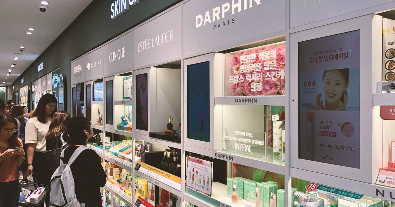 Không gian cửa hàng Olive Young với nhiều kệ mỹ phẩm, giúp người mua dễ dàng tìm kiếm sản phẩm yêu thích.