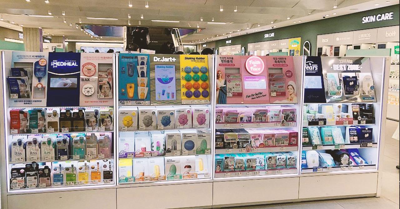 Một kệ bày trang trí các loại mặt nạ dưỡng da tại cửa hàng Olive Young, với nhiều thương hiệu nổi tiếng như Mediheal và Dr.Jart+.