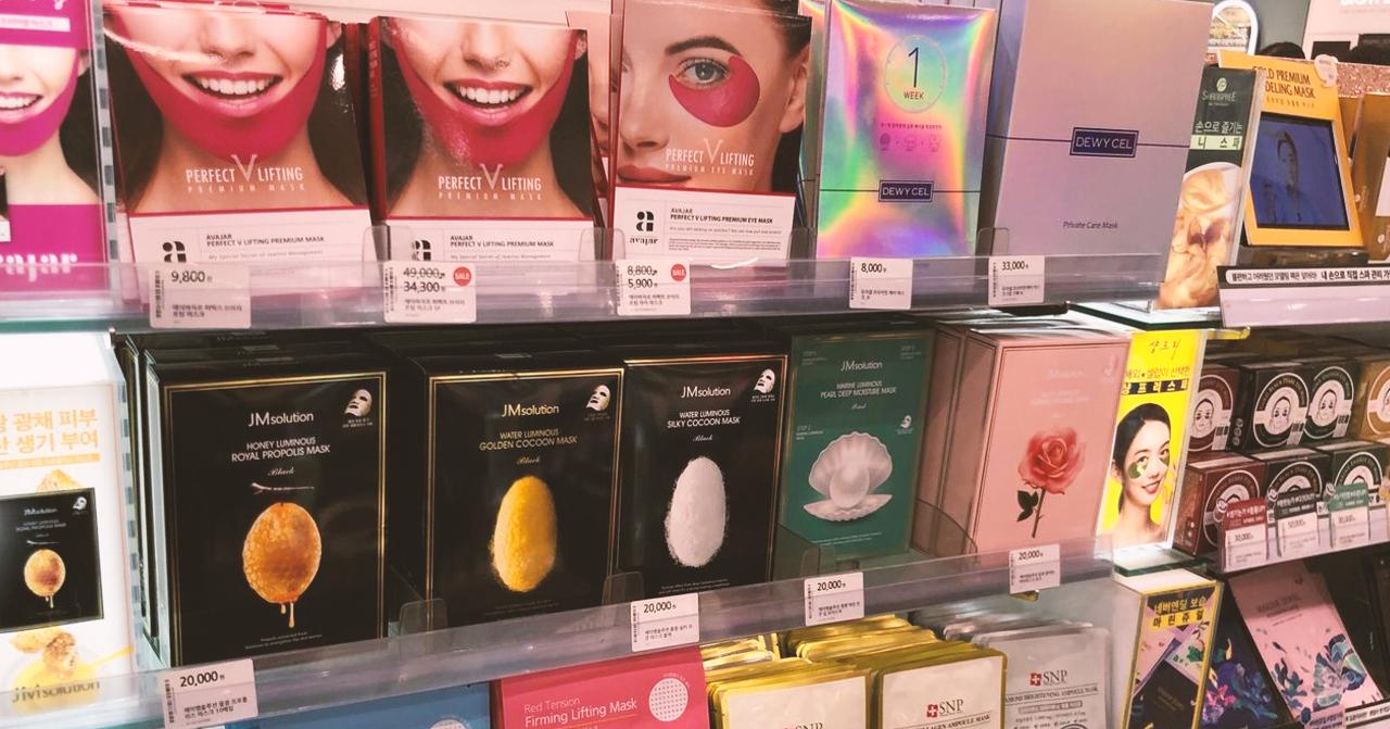 Các sản phẩm mặt nạ phục hồi và nâng cơ tại Olive Young, với nhãn hiệu nổi bật trong kệ hàng.