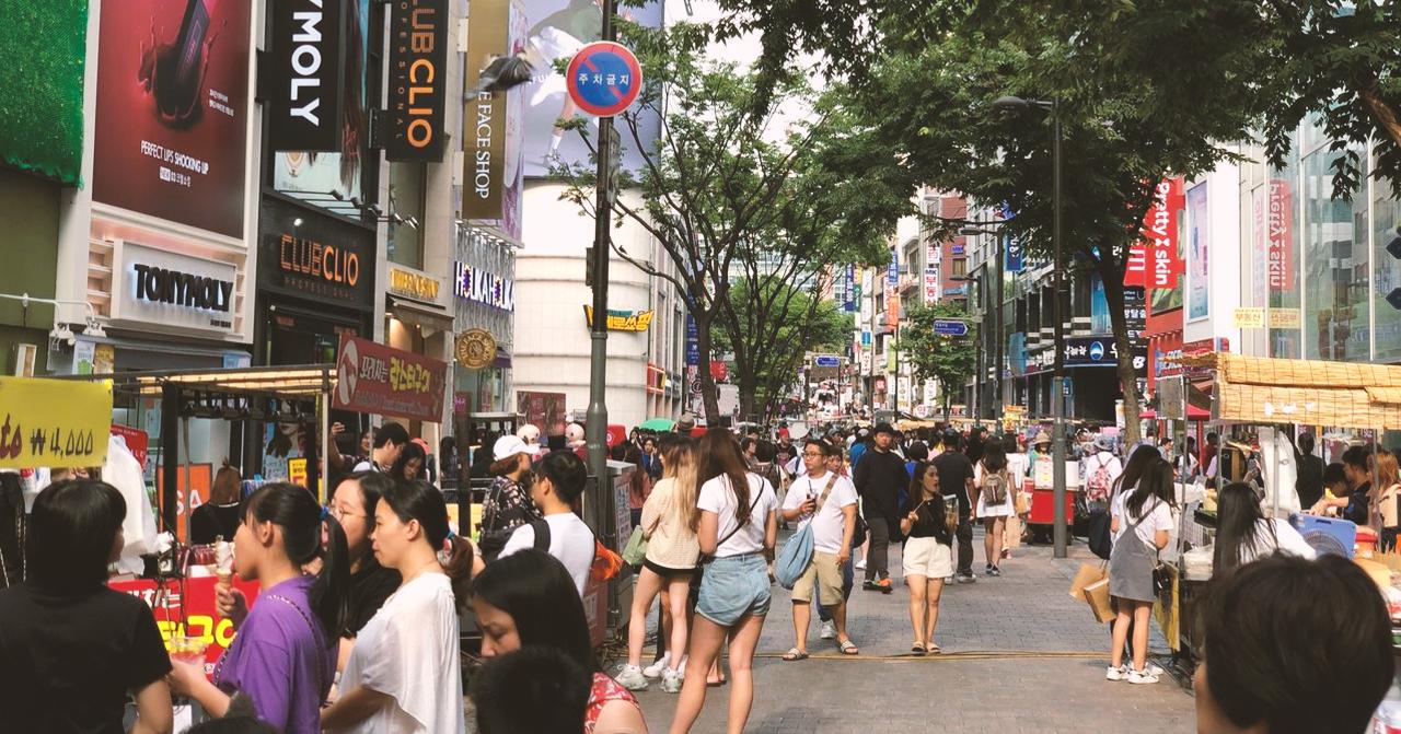 Phố mua sắm đông đúc ở Myeongdong, Seoul với cửa hàng mỹ phẩm nổi tiếng như TonyMoly và Club Clio, thường thấy trong các khu vực mua sắm nổi tiếng của Hàn Quốc.