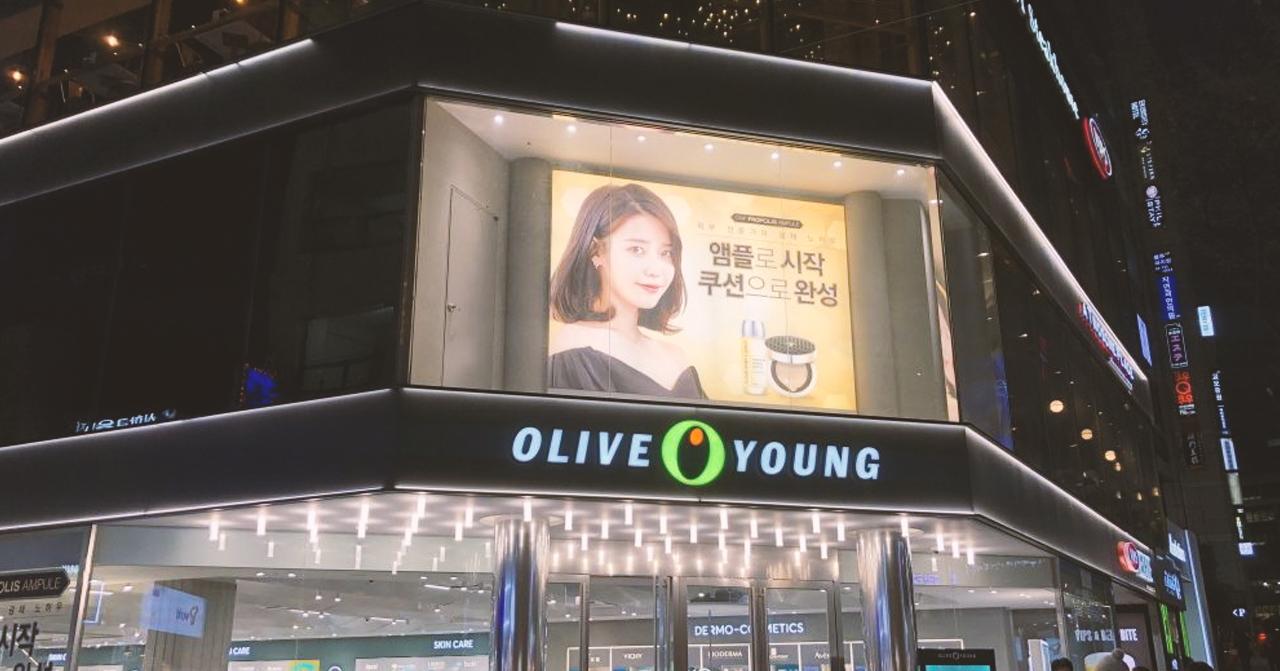 Cửa hàng Olive Young chi nhánh Myeongdong, Seoul, trưng bày với bảng quảng cáo lớn tầng hai, nổi bật với các sản phẩm chăm sóc da.