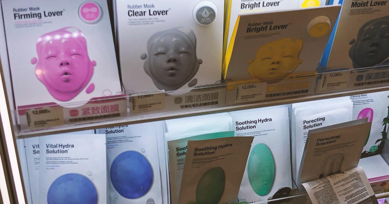 Gần cận các hộp mặt nạ cao cấp của Dr.Jart+, được bày bán tại Olive Young, nơi nổi tiếng với nhiều lựa chọn mặt nạ dưỡng da.