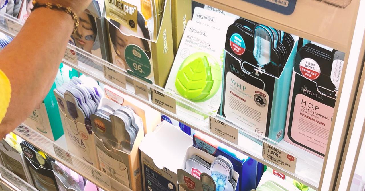 Nhiều loại mặt nạ dưỡng da được trưng bày cẩn thận tại cửa hàng Olive Young, thu hút sự chú ý của người mua sắm.