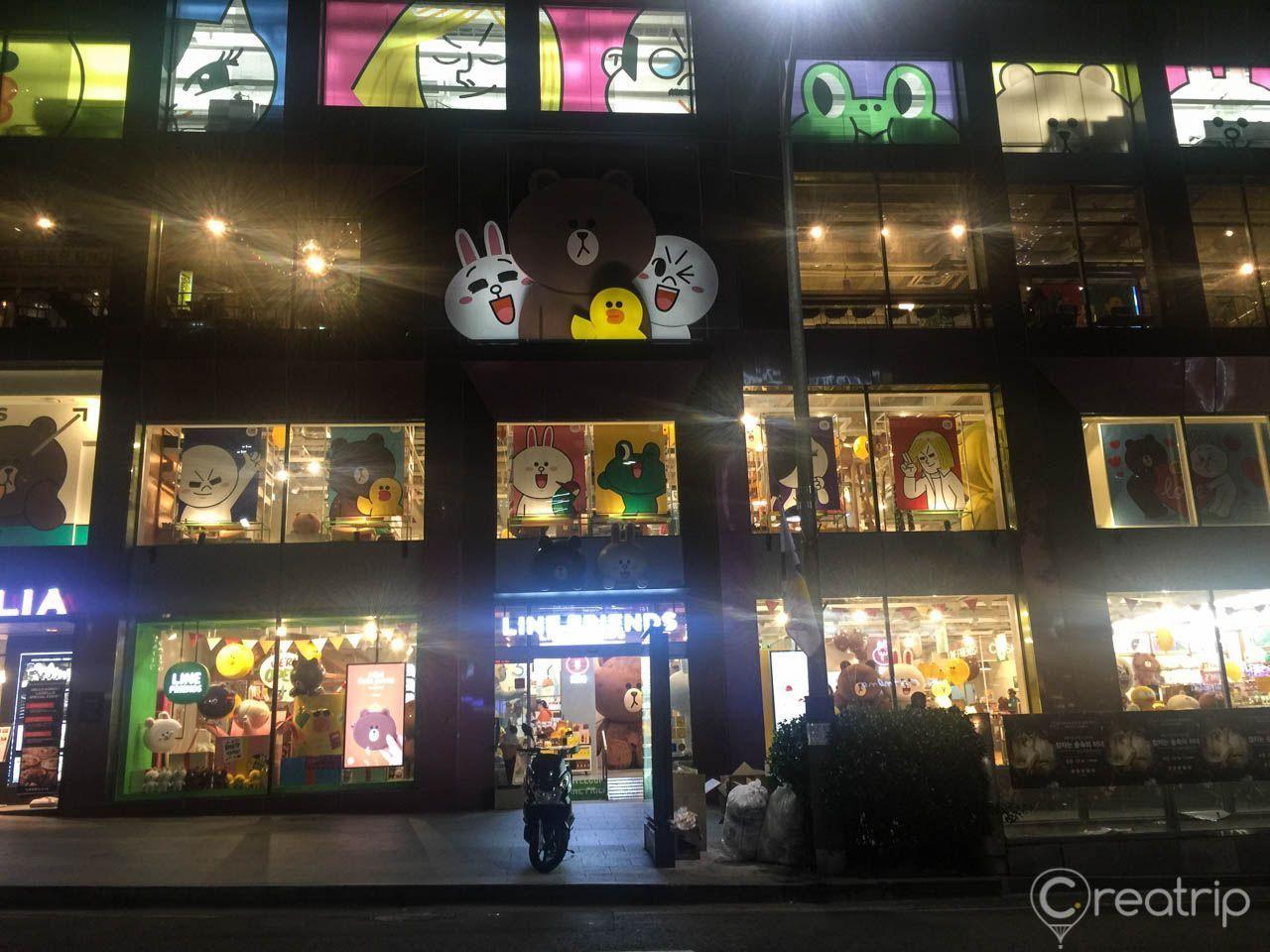 Aussenansicht des riesigen Line Friends Flagship Store in Itaewon, Seoul, bei Nacht.
