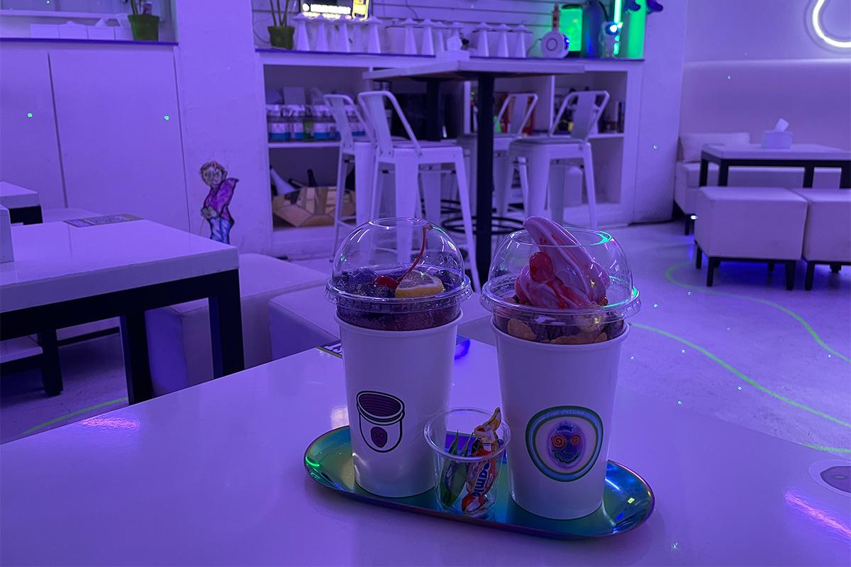 『THE PARLOUR SEOUL』のテーブルに置かれたドリンクのクローズアップ。カラフルなトレイと共に提供される特製ドリンクは、ソウルのカフェ体験を魅力的にします。