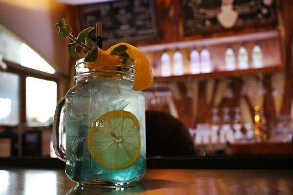 Erfrischender Cocktail in einem Glas mit Zitronenscheiben, serviert in einer Bar in Itaewon, Seoul.