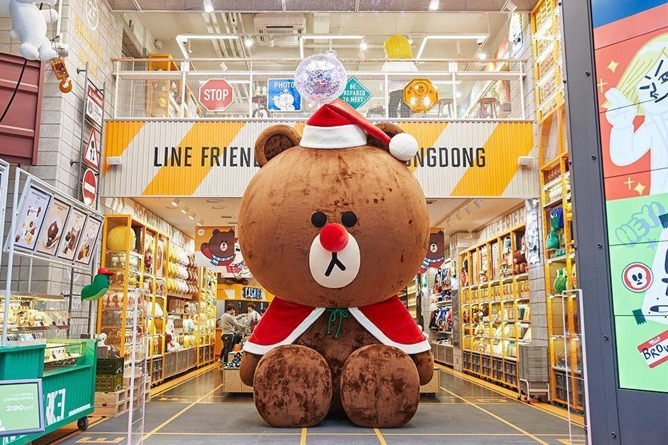 Weihnachtsdekoration mit einem großen Line Friends Bären im Eingangsbereich des Flagship Stores in Itaewon, Seoul.