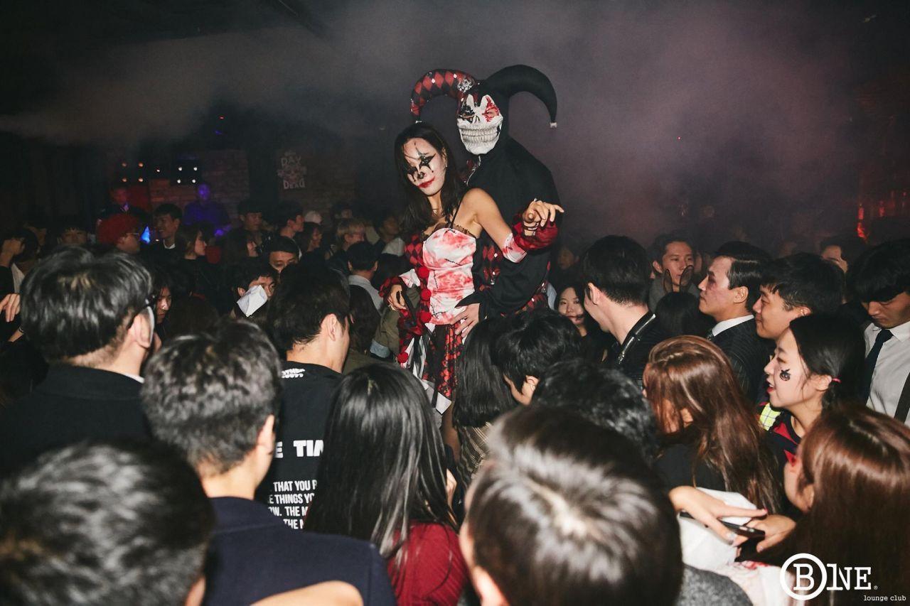 Itaewon Nachtclub-Szene mit einer Menge, die die Tanzfläche in festlicher Atmosphäre genießt.