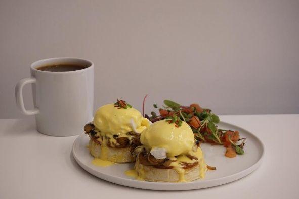 Köstliche Eier Benedict mit einer Tasse Kaffee serviert in einem Itaewon Café in Seoul, Südkorea.